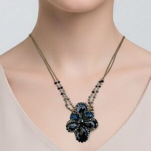 NWOT Blue Crystal Flower Pendant Necklace
